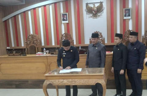 Paripurna DPRD BU Penyerahan Rekomendasi LKPJ Kepada Bupati Bengkulu Utara