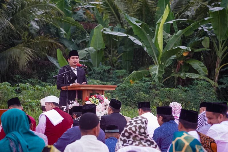 Idul Adha Bersama Masyarakat Padang Jaya, Bupati BU Ajak Tingkatkan Kepedulian dan Gotong Royong