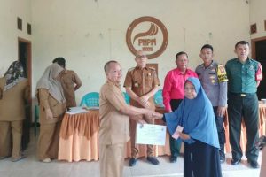 Pemdes Pasar Bembah Bagikan BLT DD ke 23 KPM